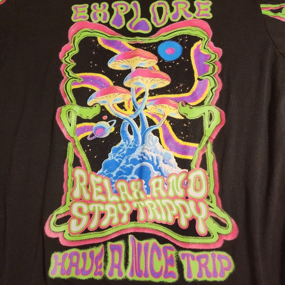 Weekend Warrior Black Graphic T-Shirt Explore, Relax & Stay Trippy Mushrooms - Picture 5 of 8